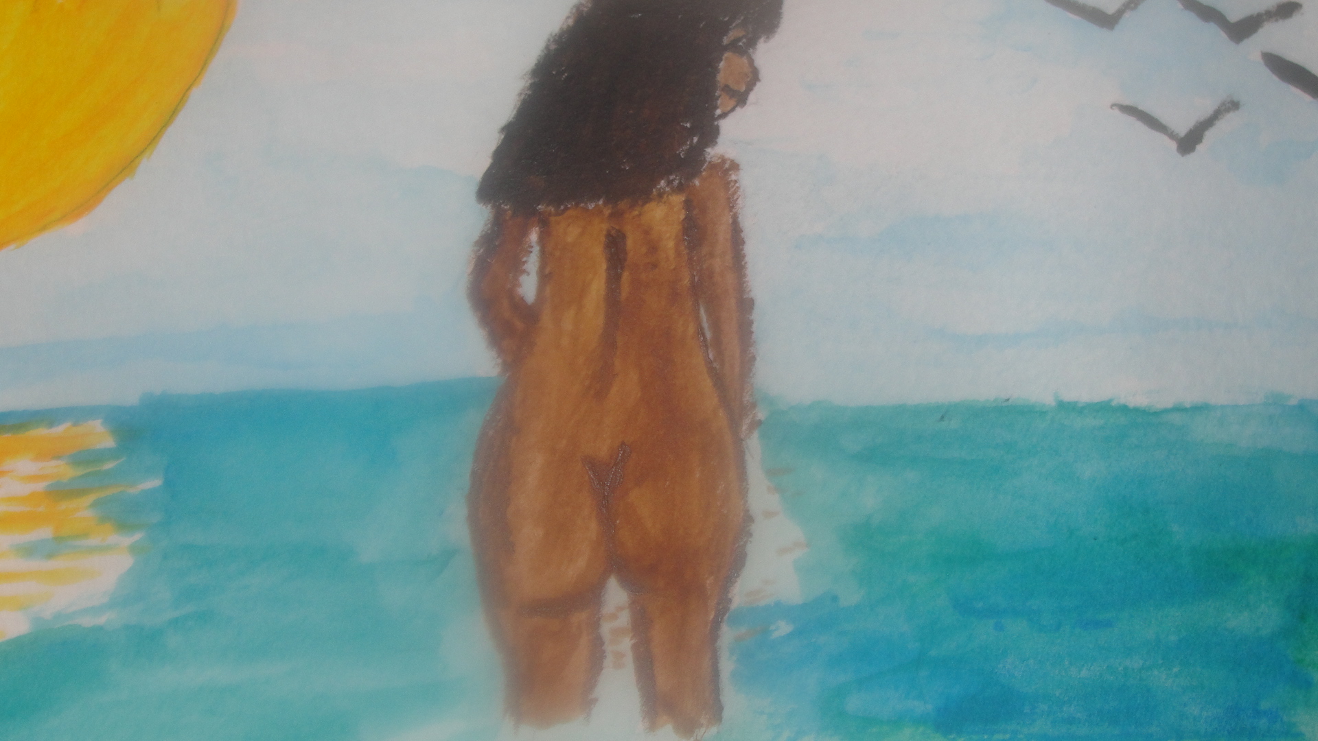 Une femme entre dans l’eau pour se baigner dans l’océan